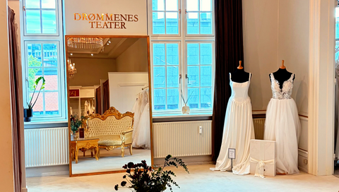 Panayotis brudekjolebutik i Vejle med eksklusive brudekjoler, elegant showroom, stort guldspejl og luksuriøse prøverum.